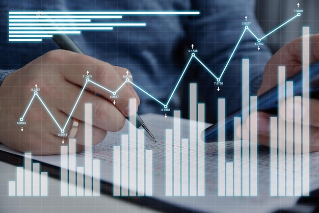 L'uomo d'affari controlla il rapporto finanziario