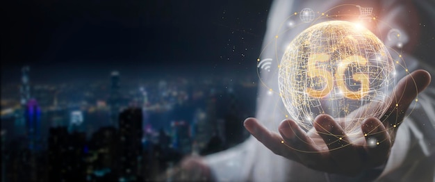 L'uomo d'affari della mano mostra la connessione di rete globale 5G Rete globale