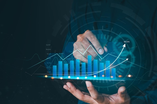 L'uomo d'affari di denaro tocca lo schermo virtuale che mostra una valuta crittografica con il trading di grafici azionari