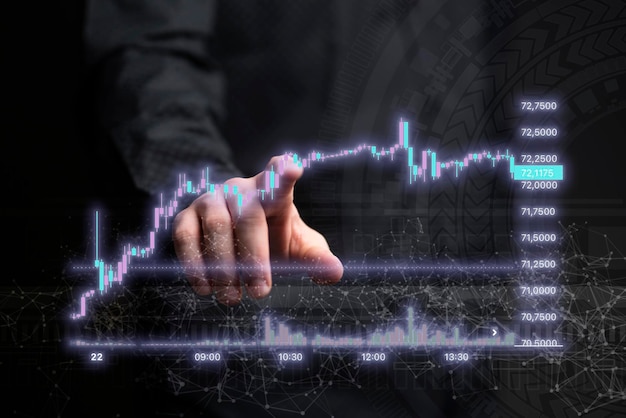 L'uomo d'affari di strategia e pianificazione tocca il concetto di grafico in aumento del mercato azionario di progresso e successo