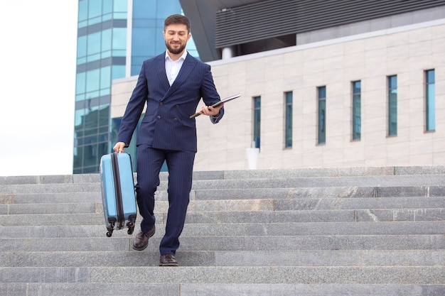 L'uomo d'affari di successo scende i gradini sullo sfondo del centro affari dell'ufficio