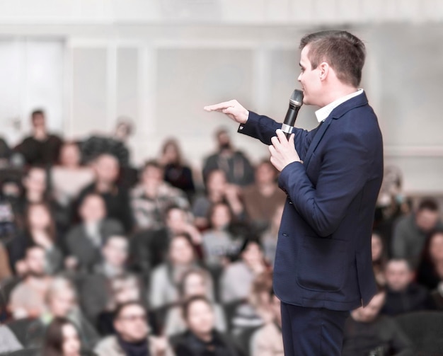 L'uomo d'affari di successo tiene una conferenza d'affari per la stampa