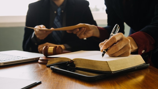 L'uomo d'affari e l'avvocato o il giudice di sesso maschile si consultano per un incontro di squadra con il concetto di servizi legali e legali del cliente