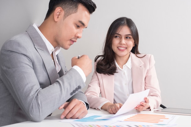 L&#39;uomo d&#39;affari e la donna di affari sono grafico analitico, business plan e concetto di riunione d&#39;affari