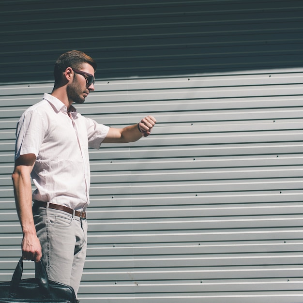 L'uomo d'affari è nei tempi previsti per controllare l'orologio. tempo per prendersi una pausa dal lavoro. concetto di gestione del tempo