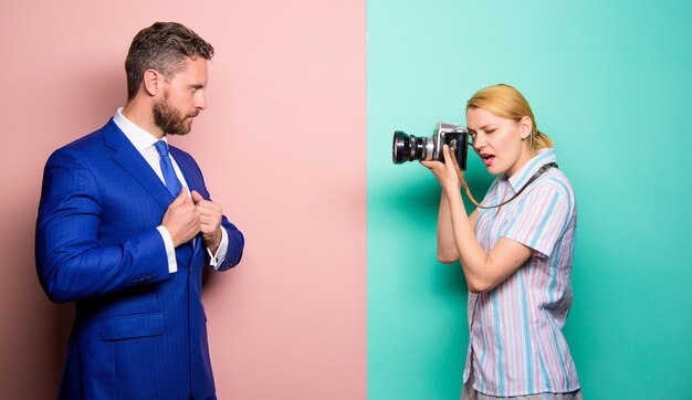 L'uomo d'affari godetevi il momento della stella Concetto dei paparazzi Sessione fotografica per la rivista d'affari Bell'uomo d'affari che posa la fotocamera Bella ripresa Fama e successo Fotografo che scatta foto di un uomo d'affari di successo