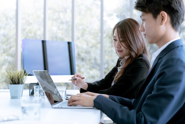 L&#39;uomo d&#39;affari ha presentato il progetto di lavoro di marketing al capo in ufficio