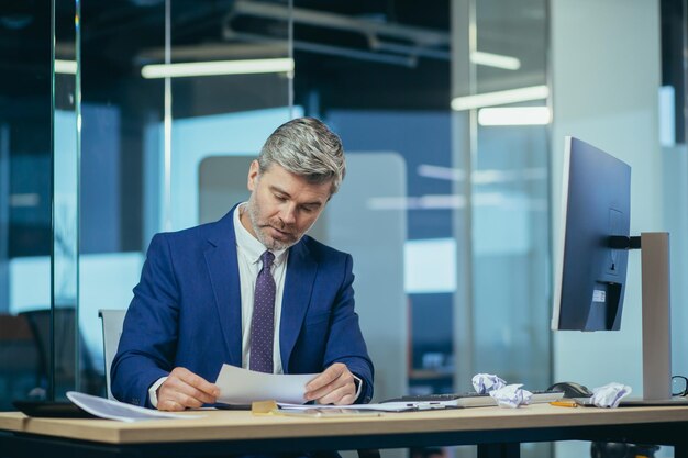 L'uomo d'affari ha ricevuto una lettera di consolazione ansioso e infastidito lavorando al computer uomo al lavoro