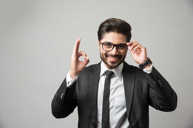 L'uomo d'affari indiano indossa occhiali o occhiali, giovane uomo d'affari barbuto con occhiali
