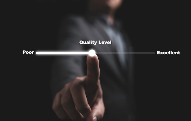 L'uomo d'affari indica la mano per cambiare la scala degli indicatori di livello di qualità da scarsa a eccellente per la soddisfazione del cliente e il concetto di valutazione