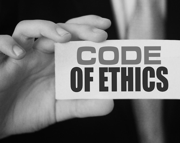 L'uomo d'affari mostra una carta con testo Codice etico