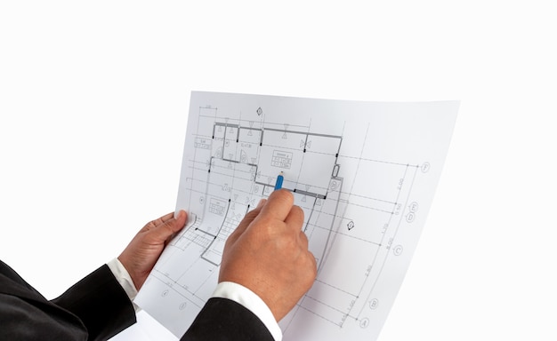 L'uomo d'affari nella mano ha un piano di costruzione o piano architettonico, utilizzato per il commercio di casa professionale correlato, immobiliare, costruzione.
