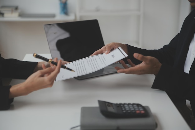 L'uomo d'affari o la persona in cerca di lavoro rivede il suo curriculum sulla sua scrivania prima di inviarlo alla ricerca di un nuovo lavoro con occhiali da cravatta a penna e tablet digitale