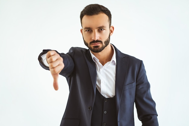 L'uomo d'affari pollice in giù sullo sfondo bianco