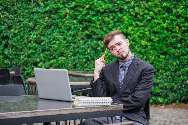 l&#39;uomo d&#39;affari si diverte con il suo lavoro