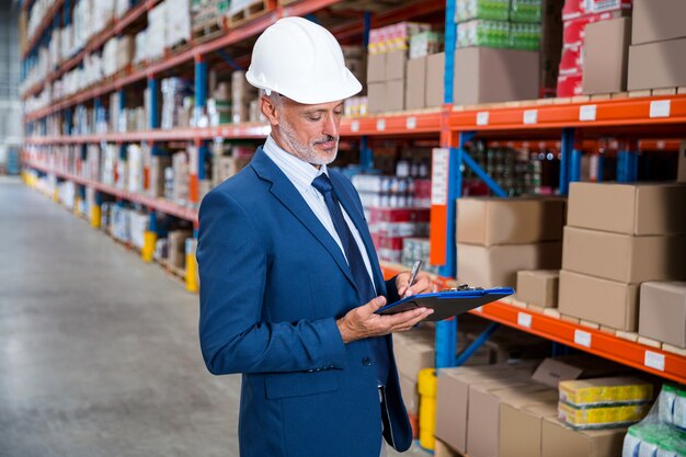 L'uomo d'affari si sta concentrando durante il suo lavoro