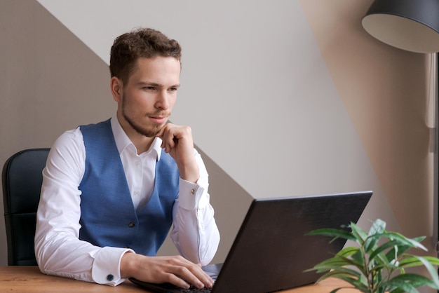 L'uomo d'affari sta lavorando al computer portatile per il nuovo progetto architettonico Giovani caucasici