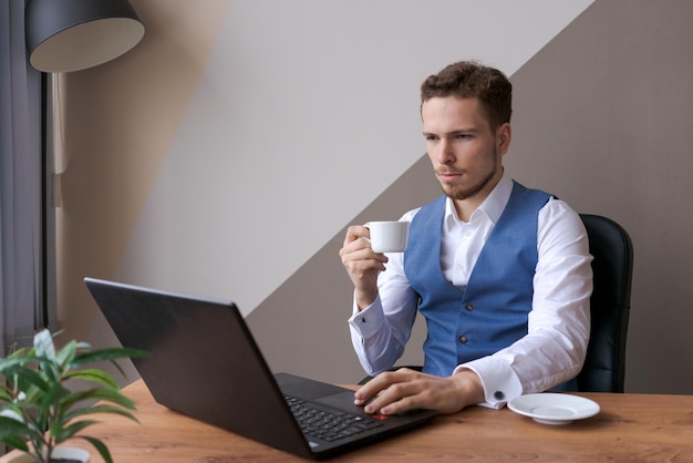 L'uomo d'affari sta lavorando al computer portatile per il nuovo progetto architettonico Giovani caucasici