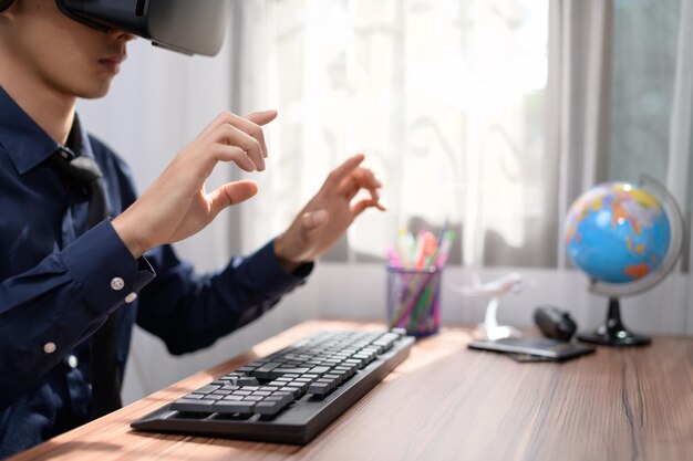 L'uomo d'affari sta usando gli occhiali VR per lavorare. Mondo virtuale.