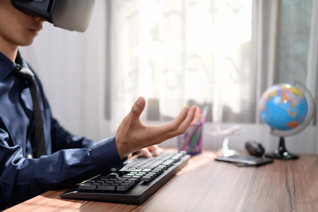 L'uomo d'affari sta usando gli occhiali VR per lavorare. Mondo virtuale.