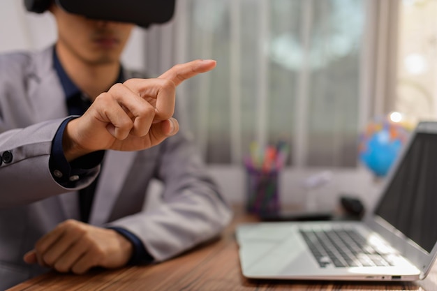 L'uomo d'affari sta usando gli occhiali VR per lavorare. Mondo virtuale.