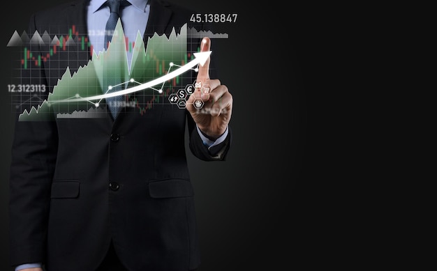 L'uomo d'affari tiene i dati di vendita e il grafico della crescita economica. Pianificazione e strategia aziendale. Analisi del trading di cambio. Finanziaria e bancaria. Marketing digitale tecnologico. Piano di profitto e crescita.