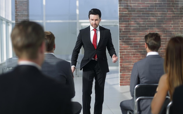 L'uomo d'affari tiene un briefing per il business teamphoto con spazio di copia