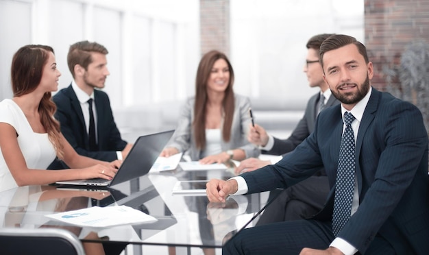 L'uomo d'affari tiene un incontro di lavoro con il team aziendaleil concetto di lavoro di squadra