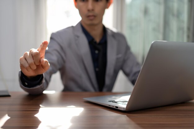 L'uomo d'affari usa un computer al lavoro