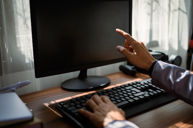 L'uomo d'affari usa un computer al lavoro