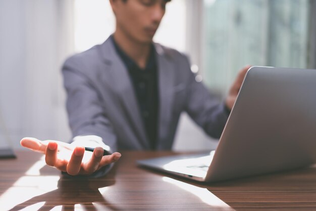 L'uomo d'affari usa un computer per lavorare