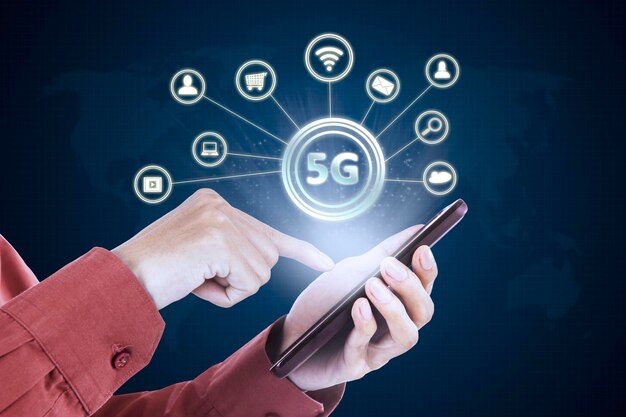 L'uomo d'affari usa un telefono con il simbolo della rete 5G