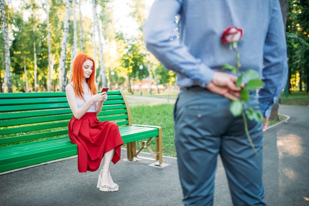 L'uomo dà fiore donna, appuntamento romantico