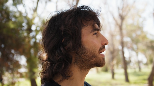 L'uomo dai capelli lunghi è rimasto sbalordito a leggere un poster incomprensibile per strada.