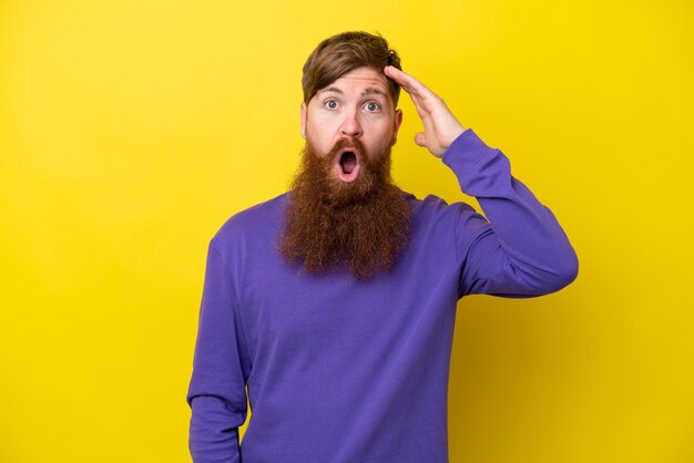 L'uomo dai capelli rossi con la barba isolato su sfondo giallo ha realizzato qualcosa e intendeva la soluzione