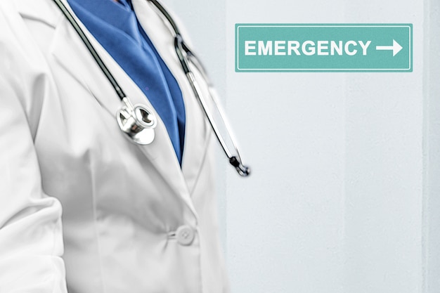 L'uomo del medico con lo stetoscopio fa una pausa sul pronto soccorso