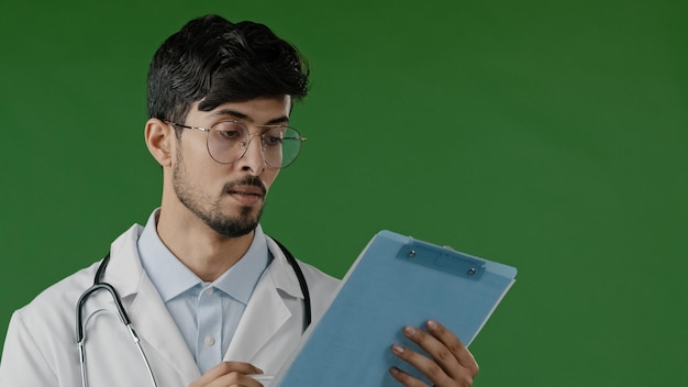 L'uomo del terapista specialista maschio del medico indossa l'uniforme medica bianca ascolta i problemi di salute del paziente