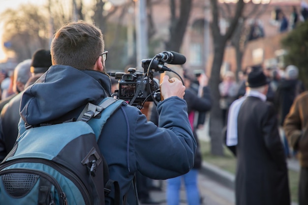 L'uomo della fotocamera sta facendo video