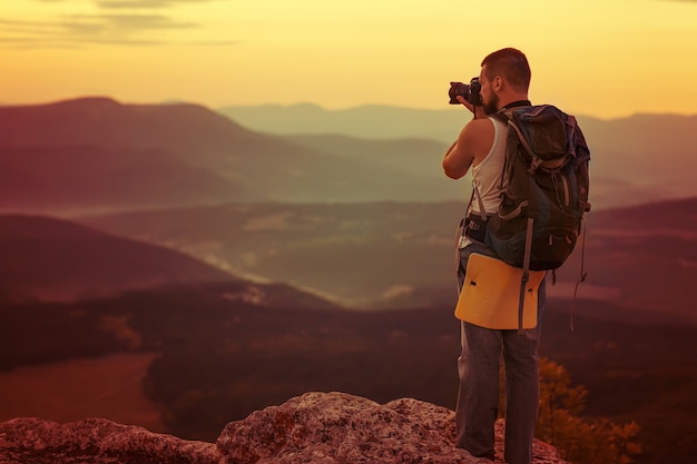 l&#39;uomo della fotografia in montagna