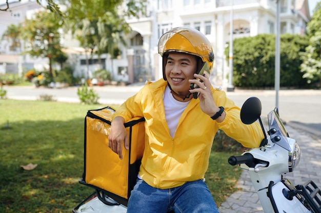 L'uomo delle consegne che risponde alla telefonata del cliente