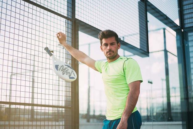 L'uomo dello sport che riposa giocando padel