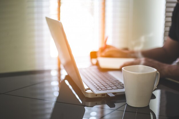 L&#39;uomo di affari che lavora al computer portatile, giovane utilizza la tecnologia