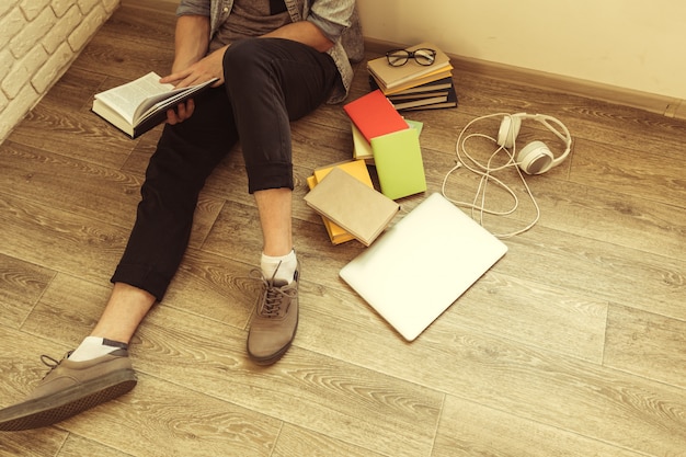 L&#39;uomo di casa durante una pausa nel lavoro