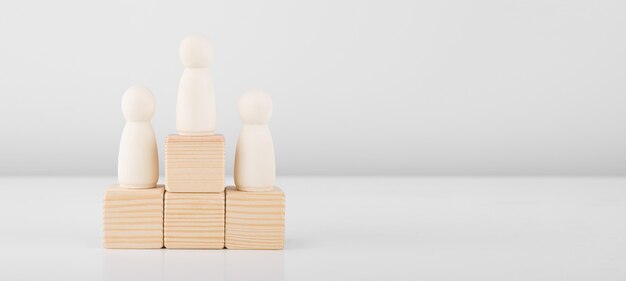 L'uomo di legno che rappresenta il leader aumenta il successo stando sul piedistallo.