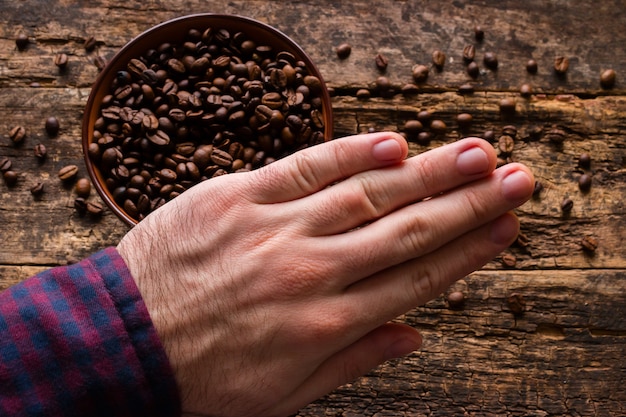 L'uomo dimostra l'abbandono del caffè