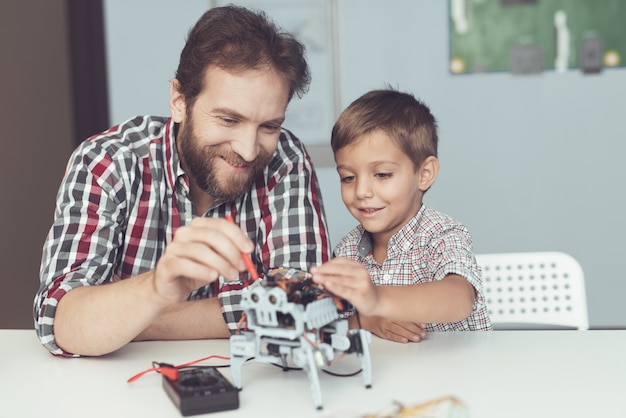 L'uomo e il bambino misurano le prestazioni del robot.