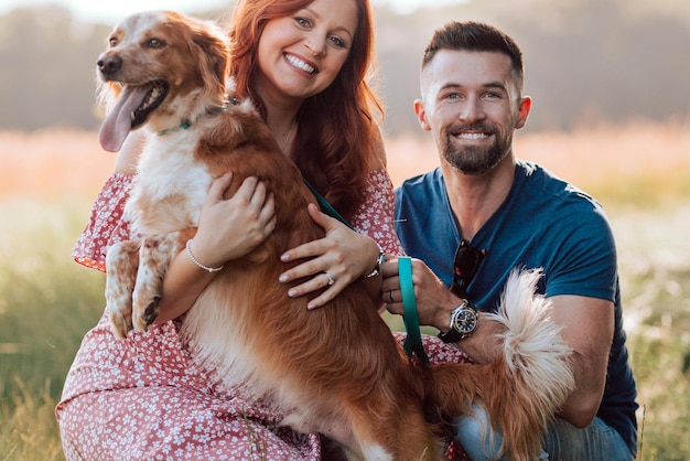 L'uomo e il cane e la donna incinta amano gli animali sono famiglie