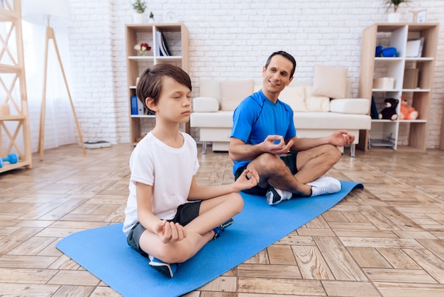 L'uomo e il ragazzo sono impegnati nello yoga.