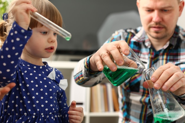 L'uomo e la bambina giocano con liquidi colorati