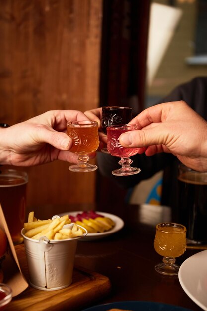 L'uomo e la donna bevono liquori diversi al pub Amici che bevono alcolici al bar